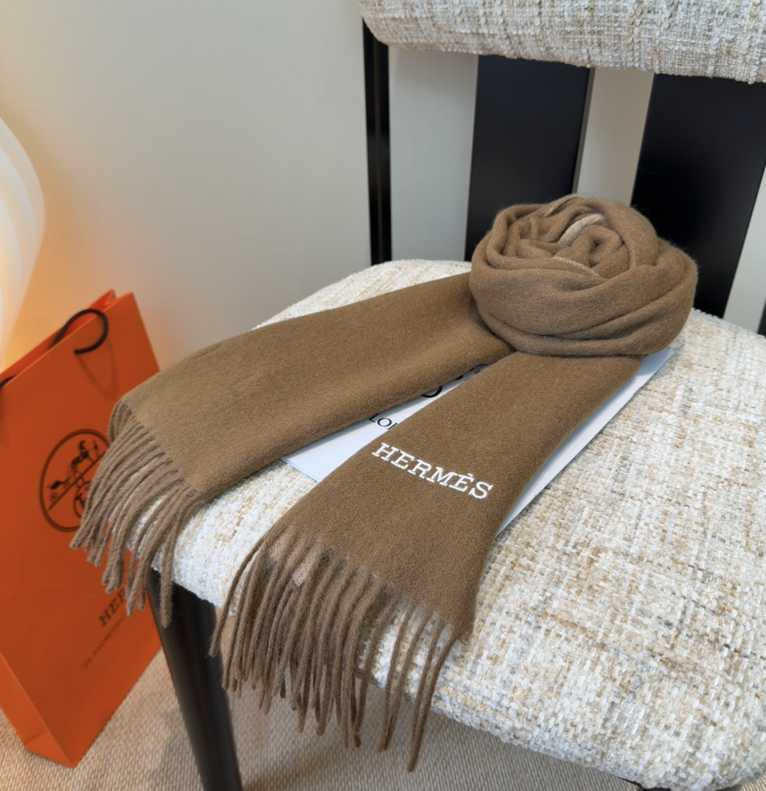 Hermes · 爱马仕，难得一见的温柔配色，低调又不失优雅❗️】重点推荐❗️双边配色，一条围巾两种风格