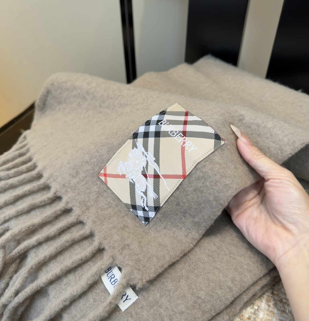 ▪❤️️巴宝莉超美新款马海毛围巾！超级推荐入手！】质感好货！主打的马海毛围巾~据说超难买哦！！打了好多次