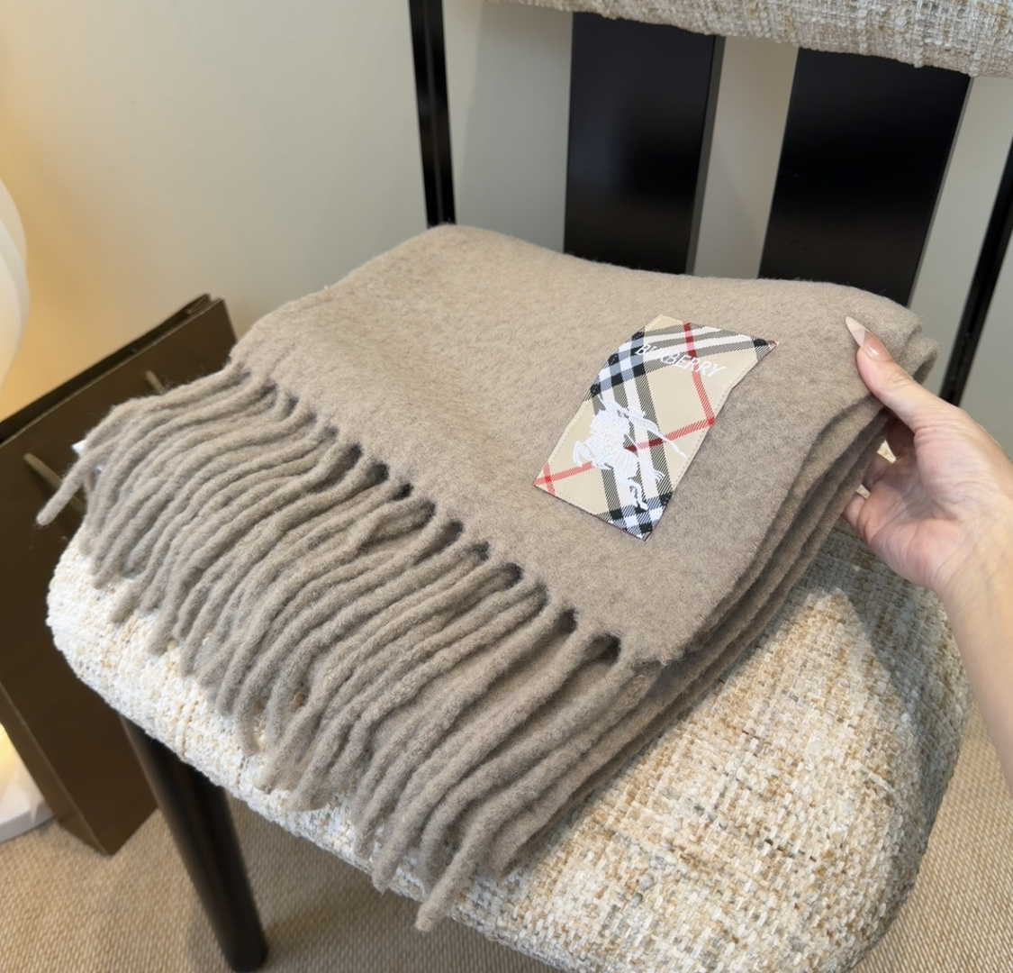 ▪❤️️巴宝莉超美新款马海毛围巾！超级推荐入手！】质感好货！主打的马海毛围巾~据说超难买哦！！打了好多次