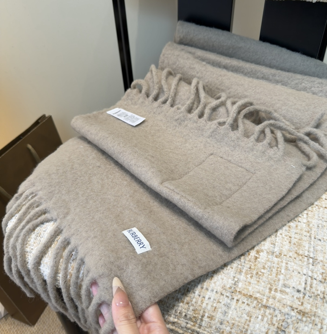 ▪❤️️巴宝莉超美新款马海毛围巾！超级推荐入手！】质感好货！主打的马海毛围巾~据说超难买哦！！打了好多次