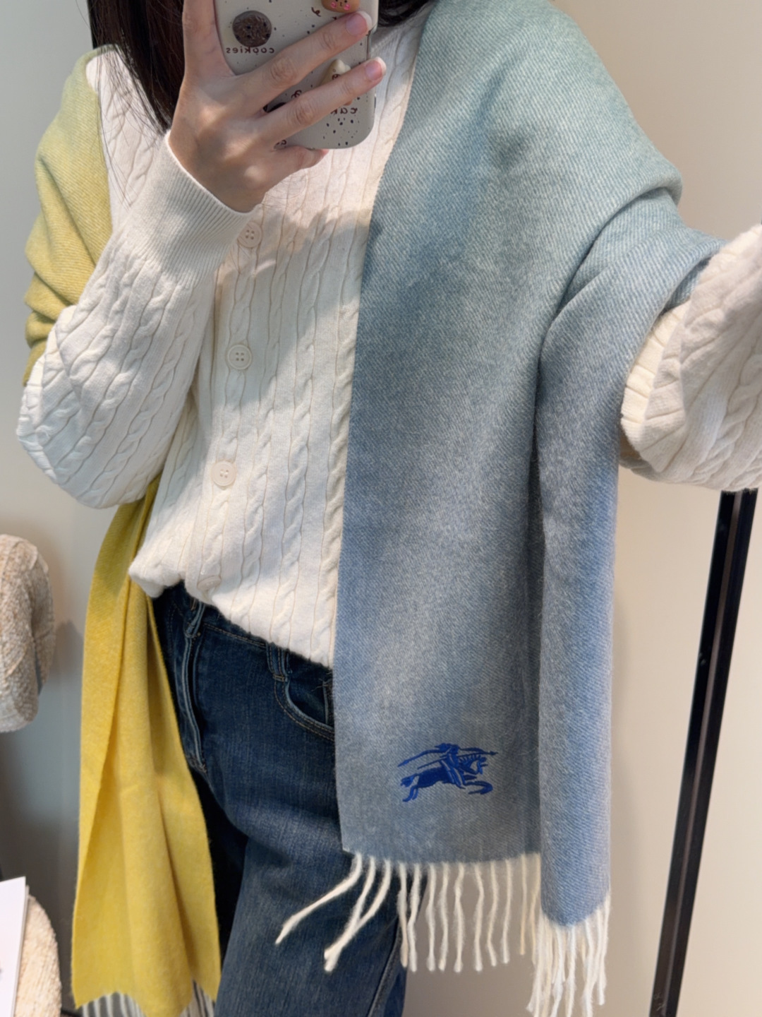 NO:727332,【Family benefits are coming!  !  Burberry's high-end heavyweight men's scarf!  】An angry recommendation, excited~!  !  Be sure to get started quickly, synchronized counters, the most high-end men's models ~ difficult to craft, super soft and waxy gradient effect scarf!  Our price is really unbeatable!  Price feedback from my mother ~ I love the fabric, the velvet feel is really super comfortable in my hand!  Very soft, the upper body effect is unparalleled and beautiful. Medium thickness, very close to the neck~ Size specification 30*185cm high version scarf, high version scarf, burberry19860909【家属福利来了！！巴宝莉高端重磅男士围巾！】怒赞推荐,激动~！！下手绝对要快,同步专柜,最高端的男士款~工艺难度大,超级无敌软糯 渐变效果围巾！我们这个价格真的无敌超值！亲妈价格回馈~面料大爱,握在手里绒感真的超级无敌舒服！非常柔软,上身效果无敌好看 中等厚度,非常亲脖子的一款~ 尺寸规格30*185cm高版本围巾,高版本围巾,burberry,scarf