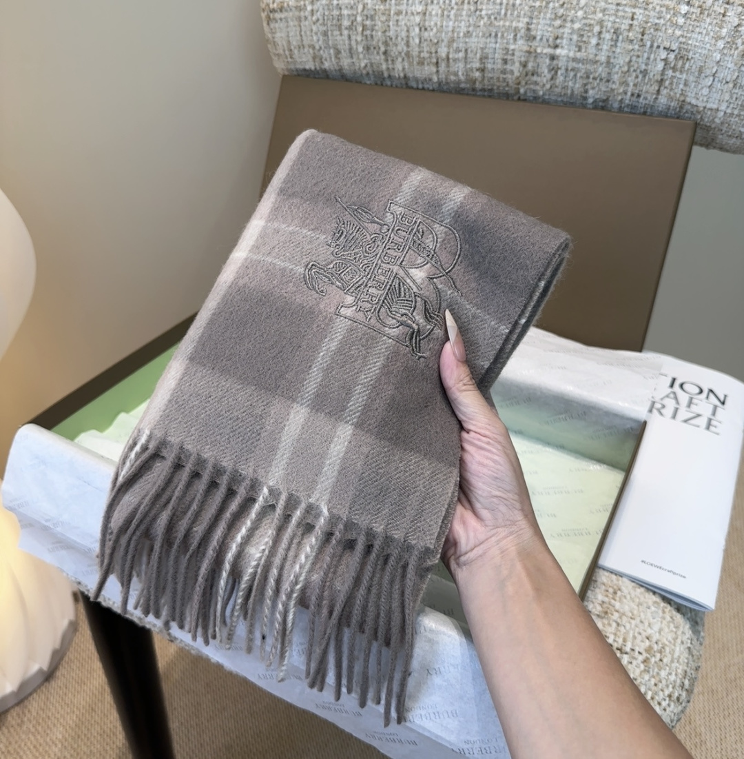 Burberry · 巴宝莉围巾❗️好看的要疯掉了，太有型太有魅力了❗️❗️非常斯文时尚的秋冬单品！真的