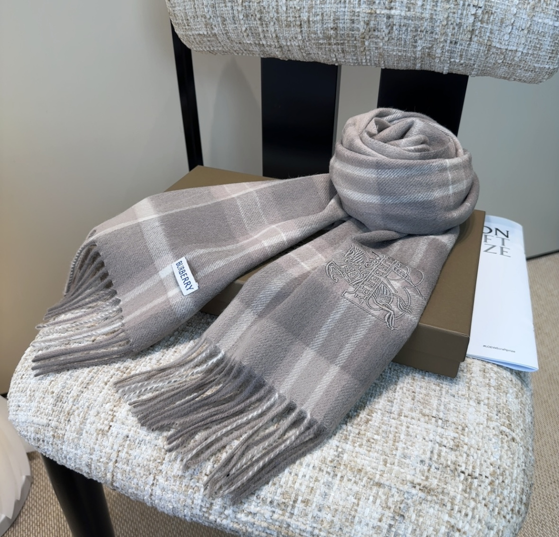 Burberry · 巴宝莉围巾❗️好看的要疯掉了，太有型太有魅力了❗️❗️非常斯文时尚的秋冬单品！真的