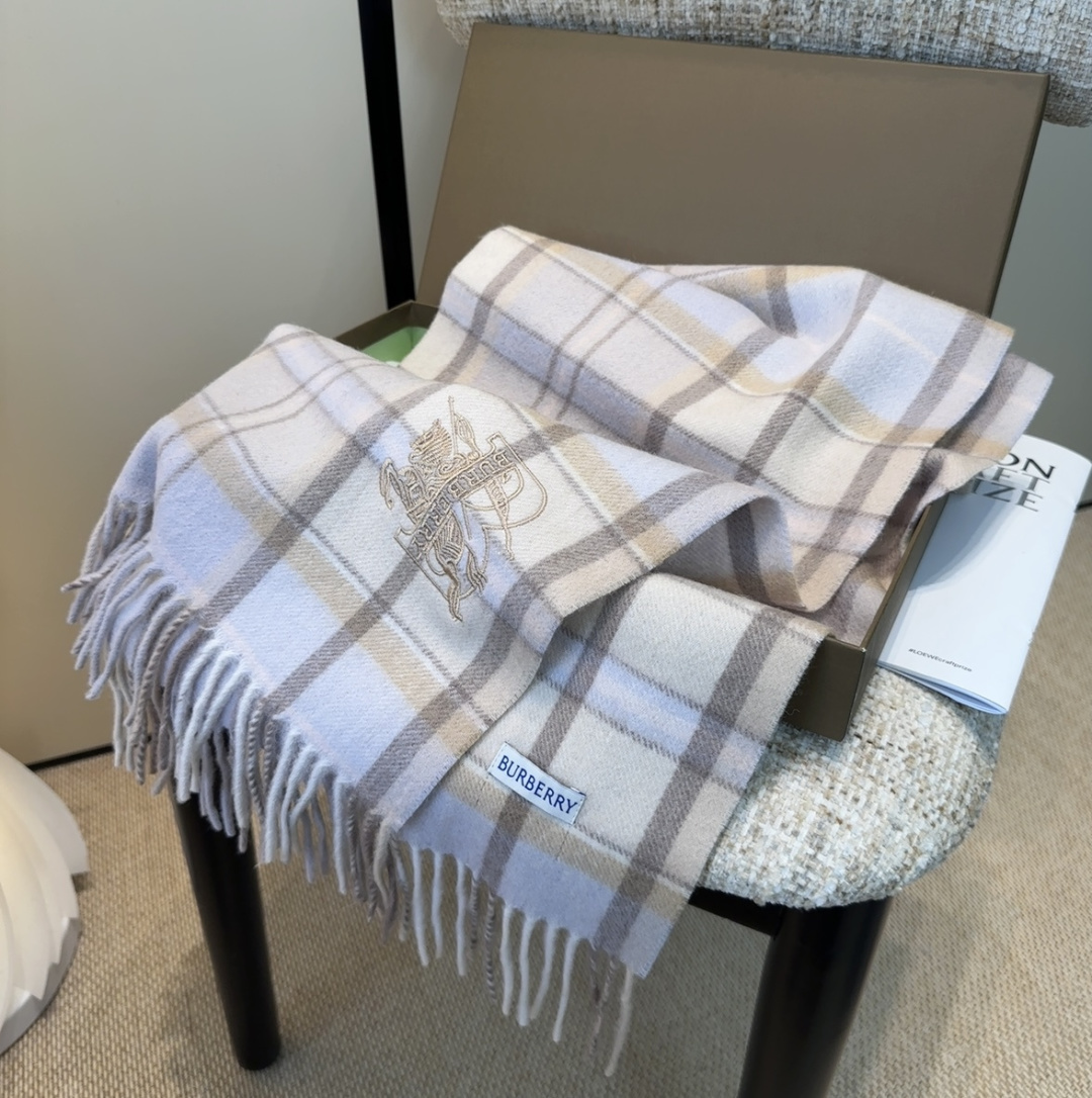 Burberry · 巴宝莉围巾❗️好看的要疯掉了，太有型太有魅力了❗️❗️非常斯文时尚的秋冬单品！真的