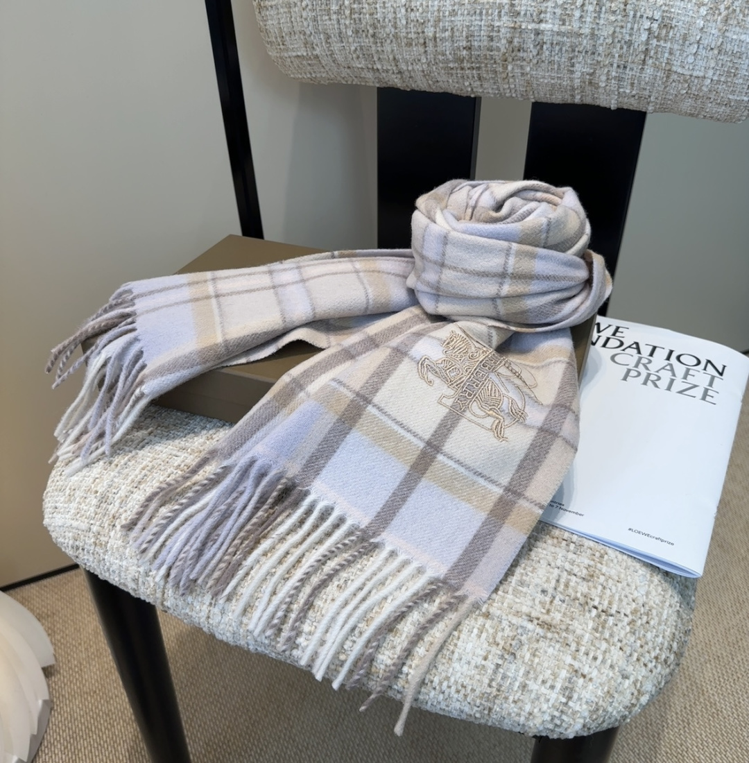 Burberry · 巴宝莉围巾❗️好看的要疯掉了，太有型太有魅力了❗️❗️非常斯文时尚的秋冬单品！真的