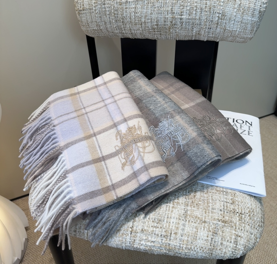 Burberry · 巴宝莉围巾❗️好看的要疯掉了，太有型太有魅力了❗️❗️非常斯文时尚的秋冬单品！真的