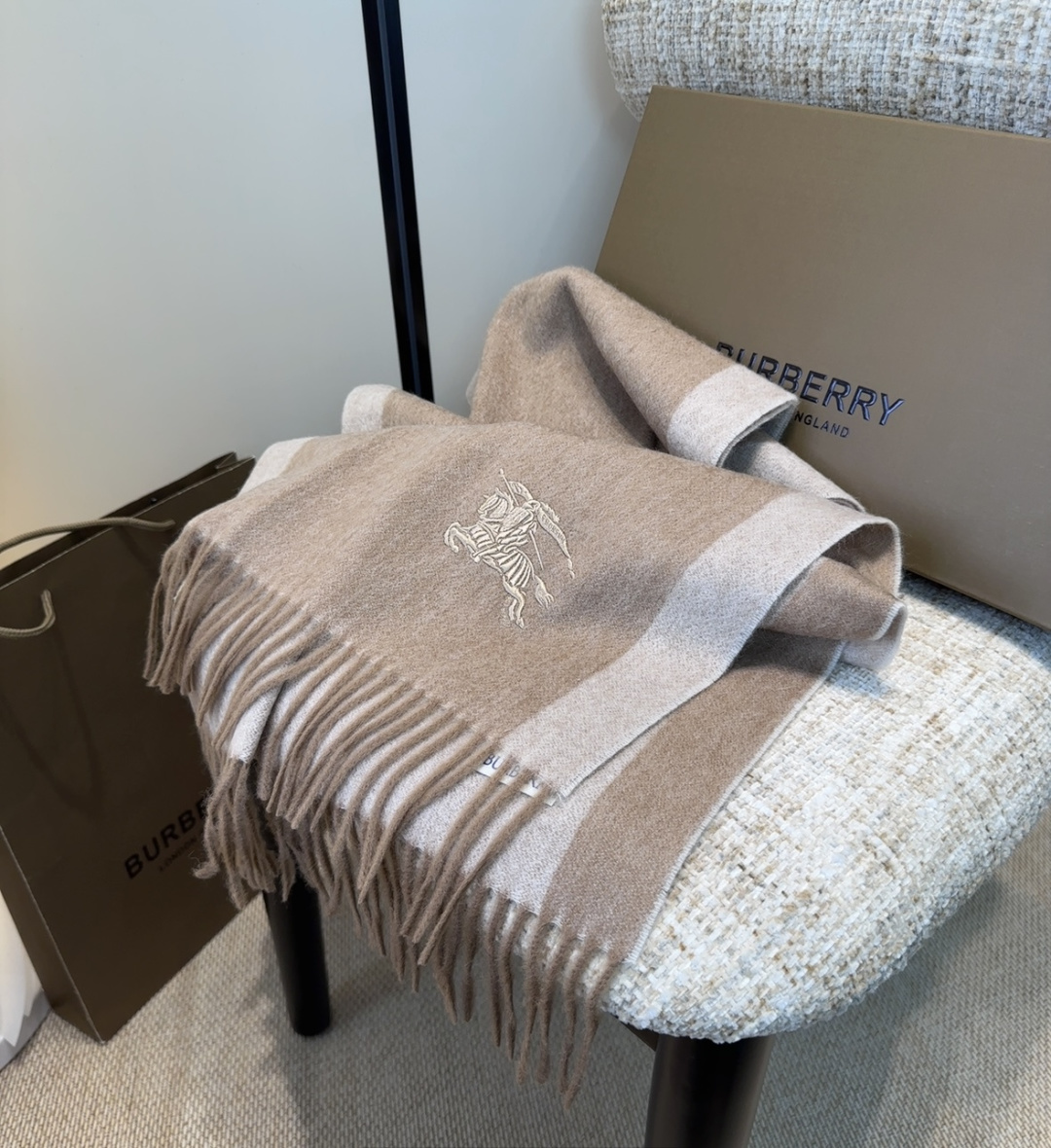 Burberry · 巴宝莉围巾❗️好看的要疯掉了，太有型太有魅力了❗️❗️非常斯文时尚的秋冬单品！真的
