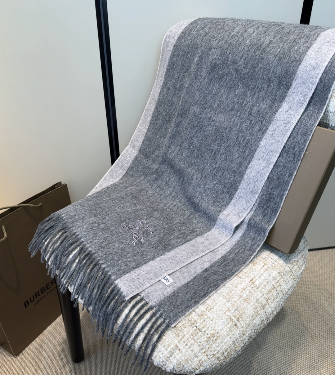 Burberry · 巴宝莉围巾❗️好看的要疯掉了，太有型太有魅力了❗️❗️非常斯文时尚的秋冬单品！真的