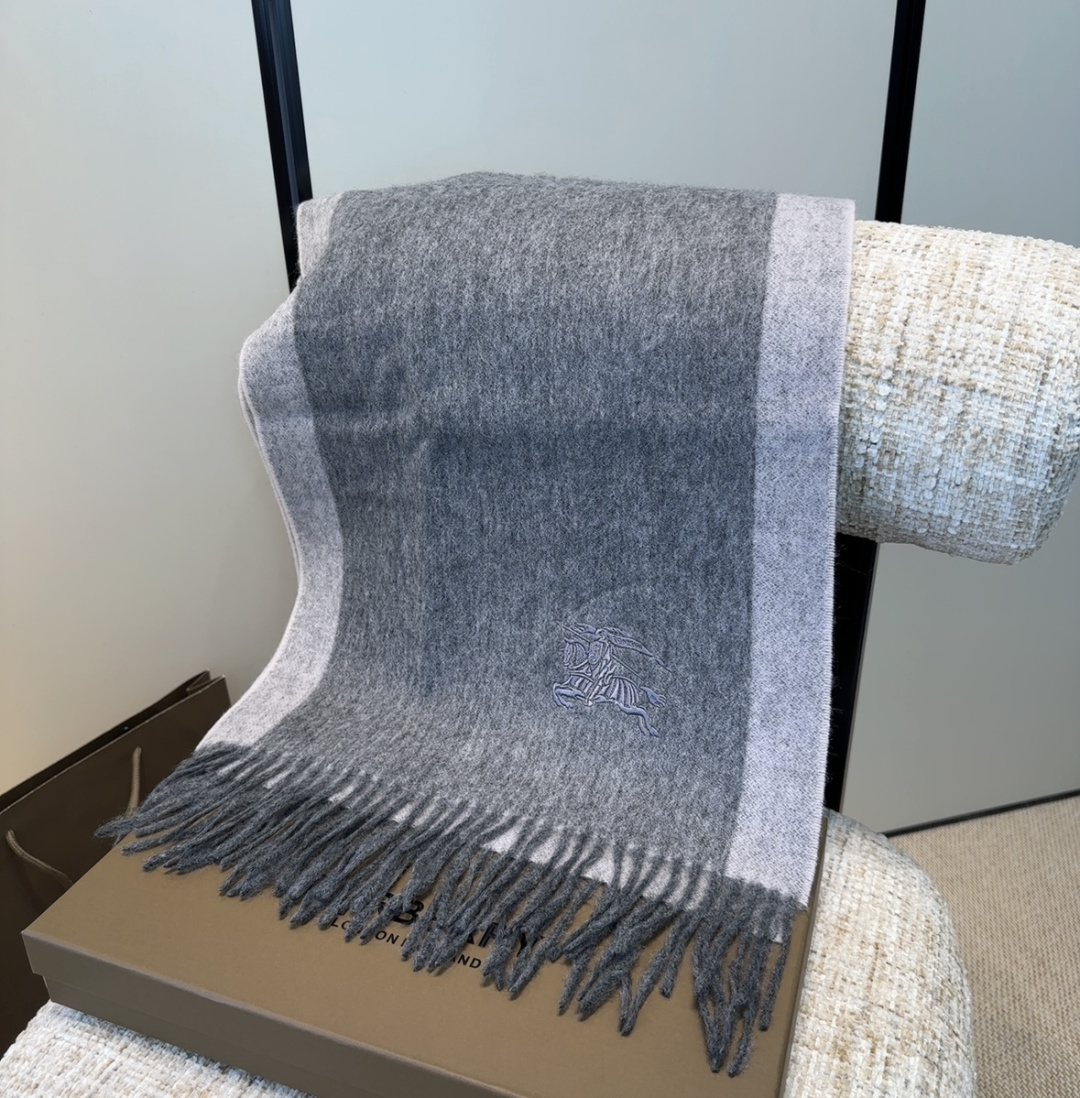 Burberry · 巴宝莉围巾❗️好看的要疯掉了，太有型太有魅力了❗️❗️非常斯文时尚的秋冬单品！真的