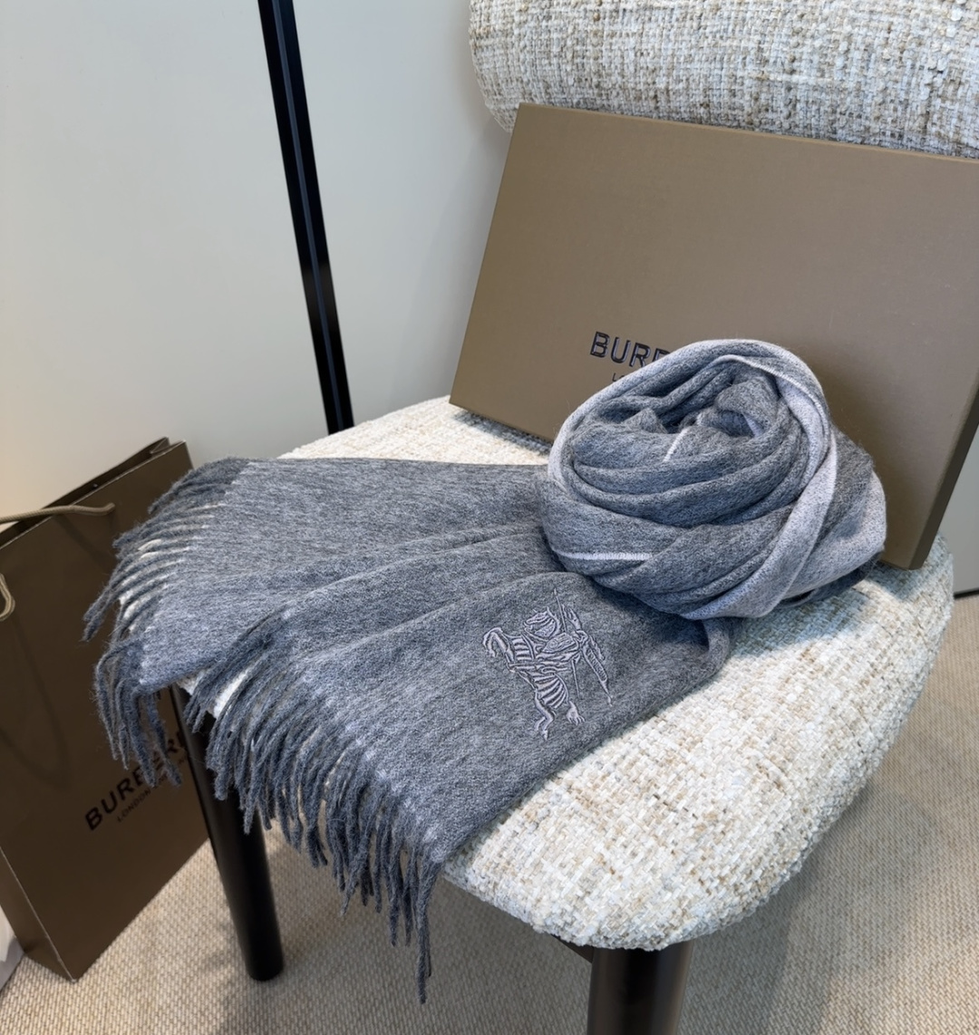 Burberry · 巴宝莉围巾❗️好看的要疯掉了，太有型太有魅力了❗️❗️非常斯文时尚的秋冬单品！真的