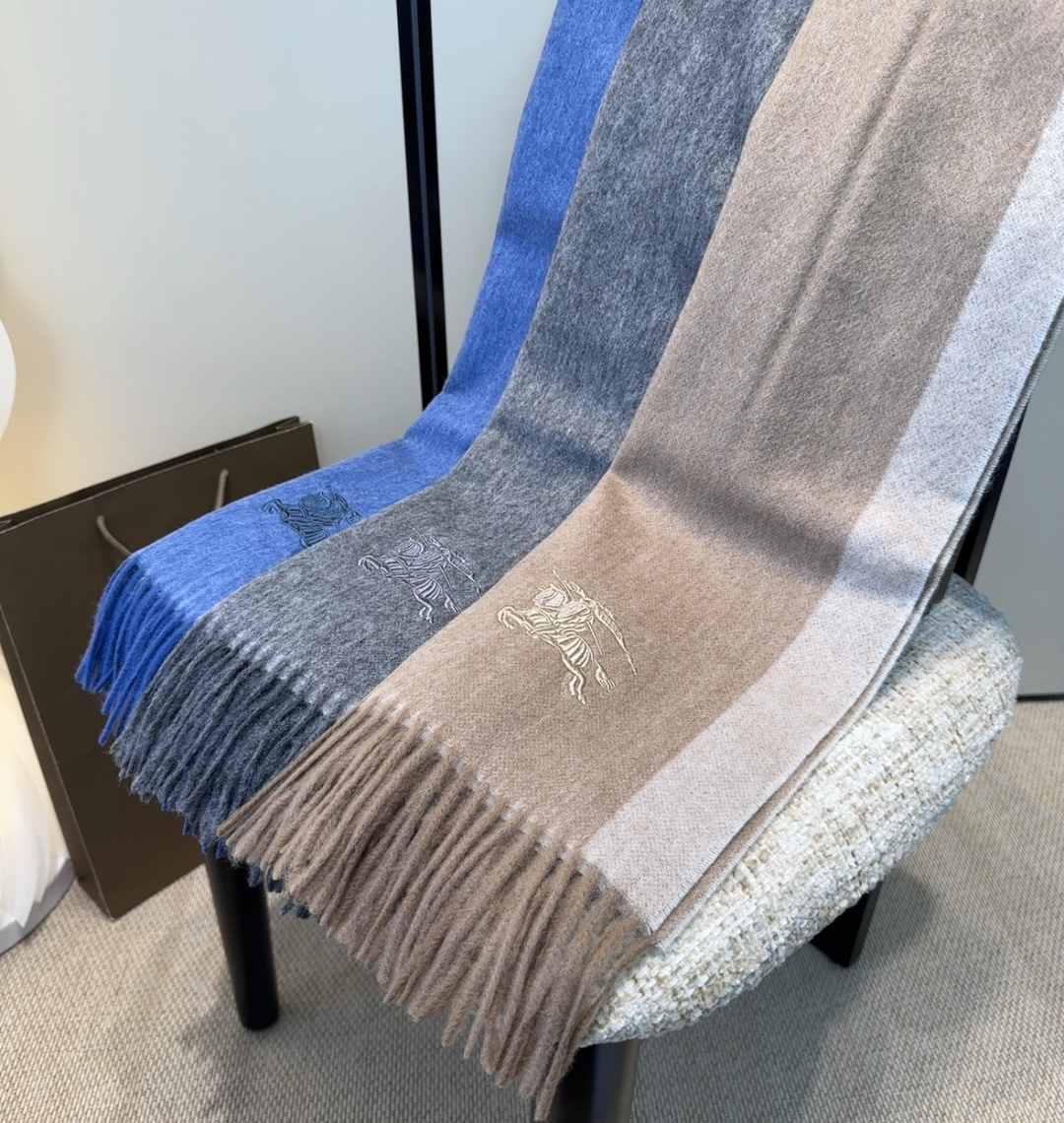 Burberry · 巴宝莉围巾❗️好看的要疯掉了，太有型太有魅力了❗️❗️非常斯文时尚的秋冬单品！真的