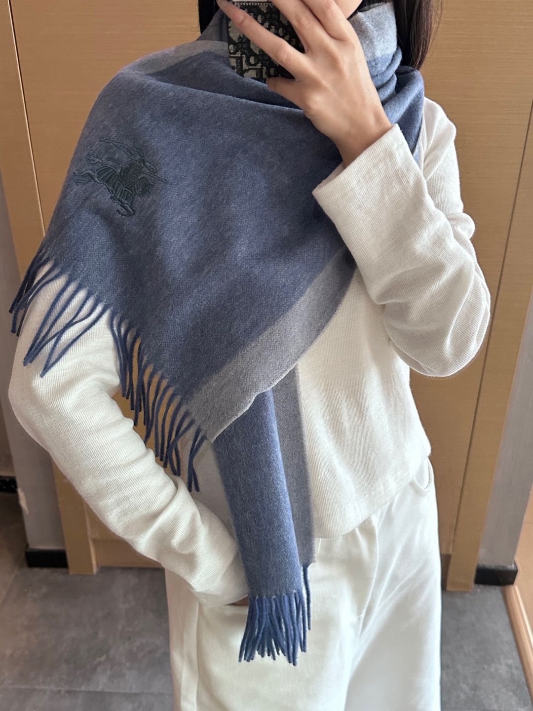 NO:727341,Burberry · Burberry scarf is so beautiful that it’s so stylish and charming. It’s a very elegant and fashionable autumn and winter item!  I really like it, it’s a very classic men’s design. The men’s items are small but refined, and the feel is really amazing. The effect on the upper body is really good, no matter how you wear it, it looks good!  !  This style is really worth buying with your eyes closed, and it can be easily worn by any age group!  !  !  30*cm high version scarf, high version scarf, burberry, burberry19860909Burberry · 巴宝莉围巾好看的要疯掉了,太有型太有魅力了非常斯文时尚的秋冬单品！真的很喜欢,非常Classical的男款设计.男人的东西少而精手感真的绝了上身效果真的随便怎么围都好看！！这种款式真的闭着眼买,任何年龄层都轻松驾驭！！！30*cm高版本围巾,高版本围巾,burberry,burberry,scarf