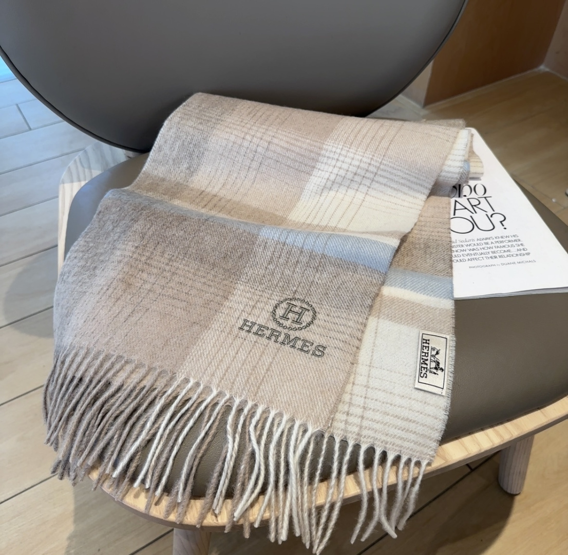 上新！Hermes · 爱马仕，大H难得一见的温柔配色，低调又不失优雅❗️】一条围巾两种风格搭配，高级舒