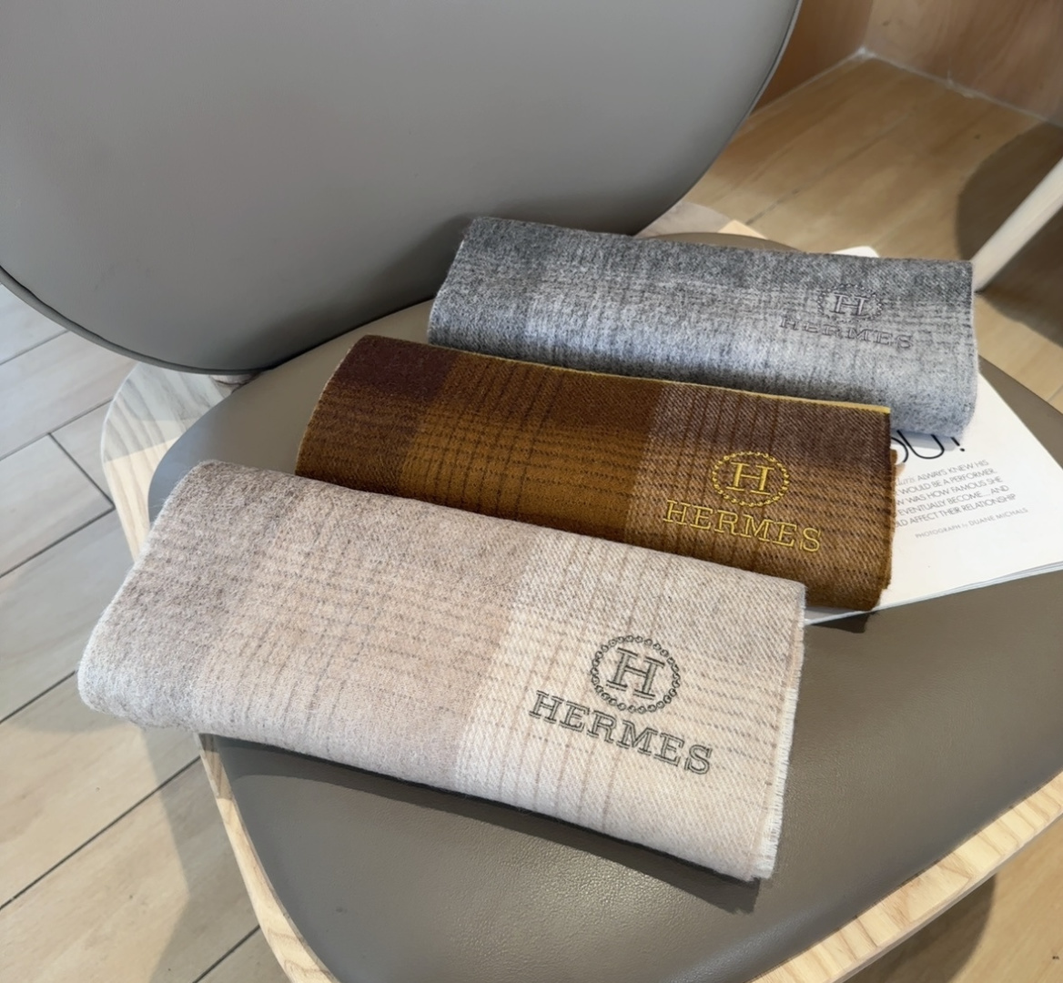 上新！Hermes · 爱马仕，大H难得一见的温柔配色，低调又不失优雅❗️】一条围巾两种风格搭配，高级舒