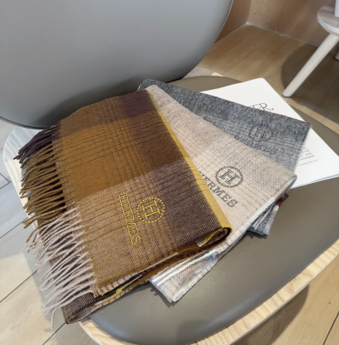 上新！Hermes · 爱马仕，大H难得一见的温柔配色，低调又不失优雅❗️】一条围巾两种风格搭配，高级舒