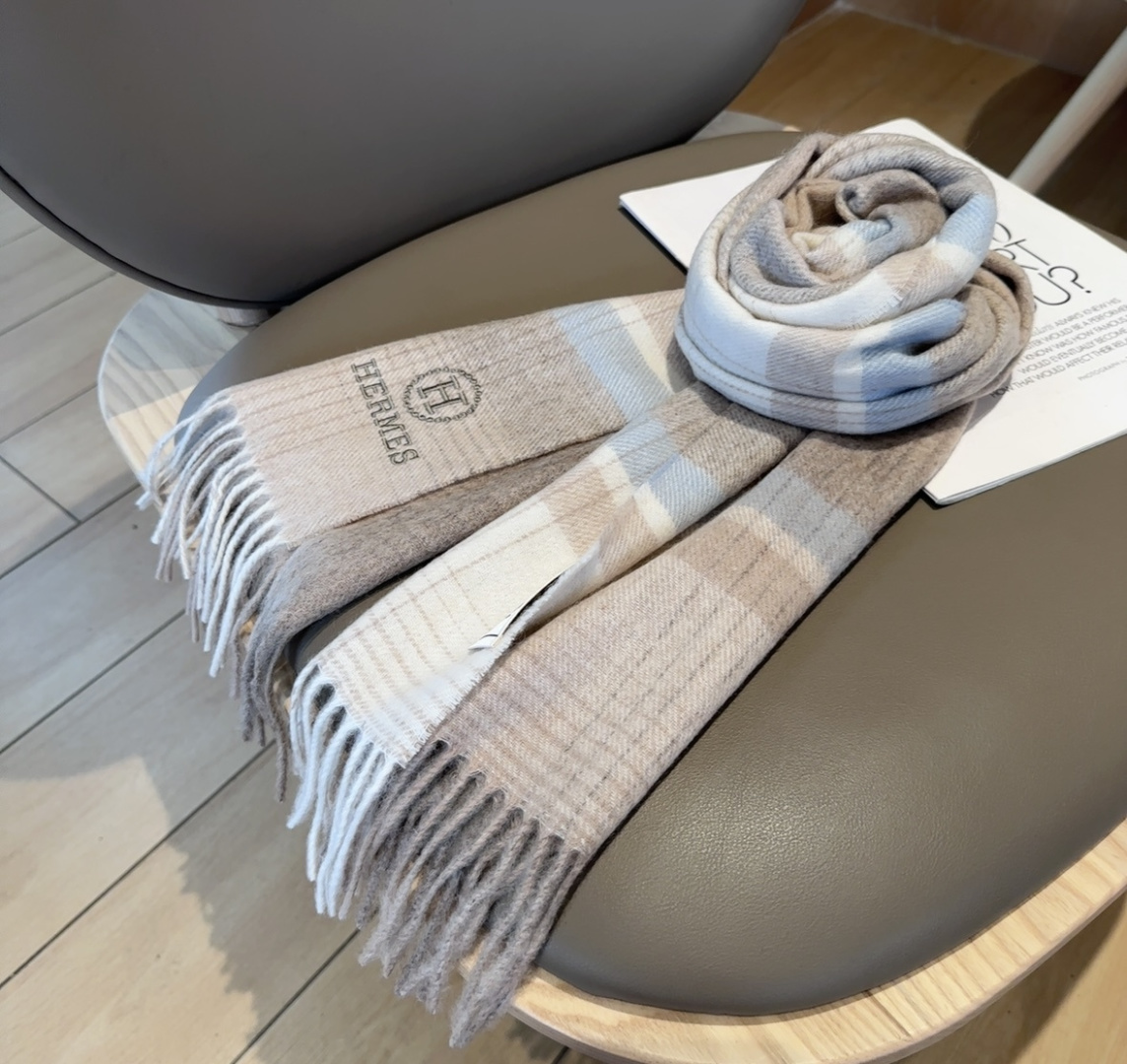 上新！Hermes · 爱马仕，大H难得一见的温柔配色，低调又不失优雅❗️】一条围巾两种风格搭配，高级舒