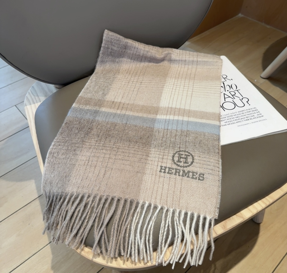 上新！Hermes · 爱马仕，大H难得一见的温柔配色，低调又不失优雅❗️】一条围巾两种风格搭配，高级舒