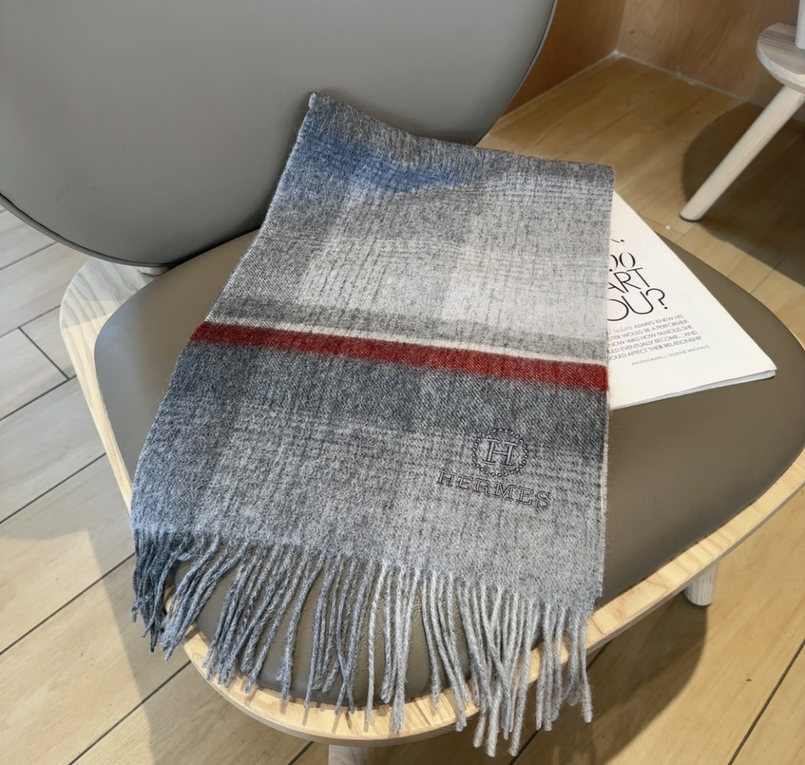 上新！Hermes · 爱马仕，大H难得一见的温柔配色，低调又不失优雅❗️】一条围巾两种风格搭配，高级舒