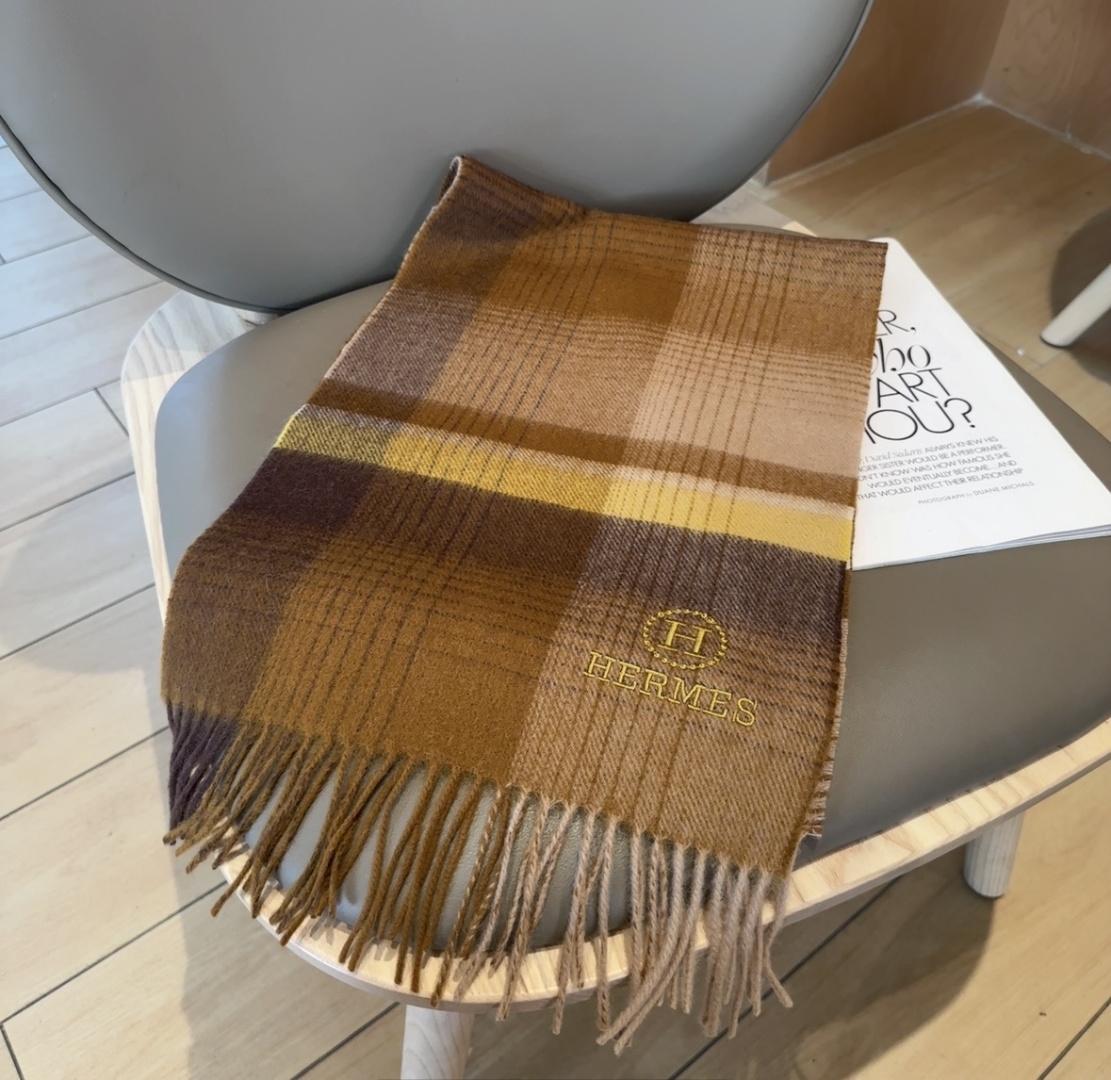 上新！Hermes · 爱马仕，大H难得一见的温柔配色，低调又不失优雅❗️】一条围巾两种风格搭配，高级舒
