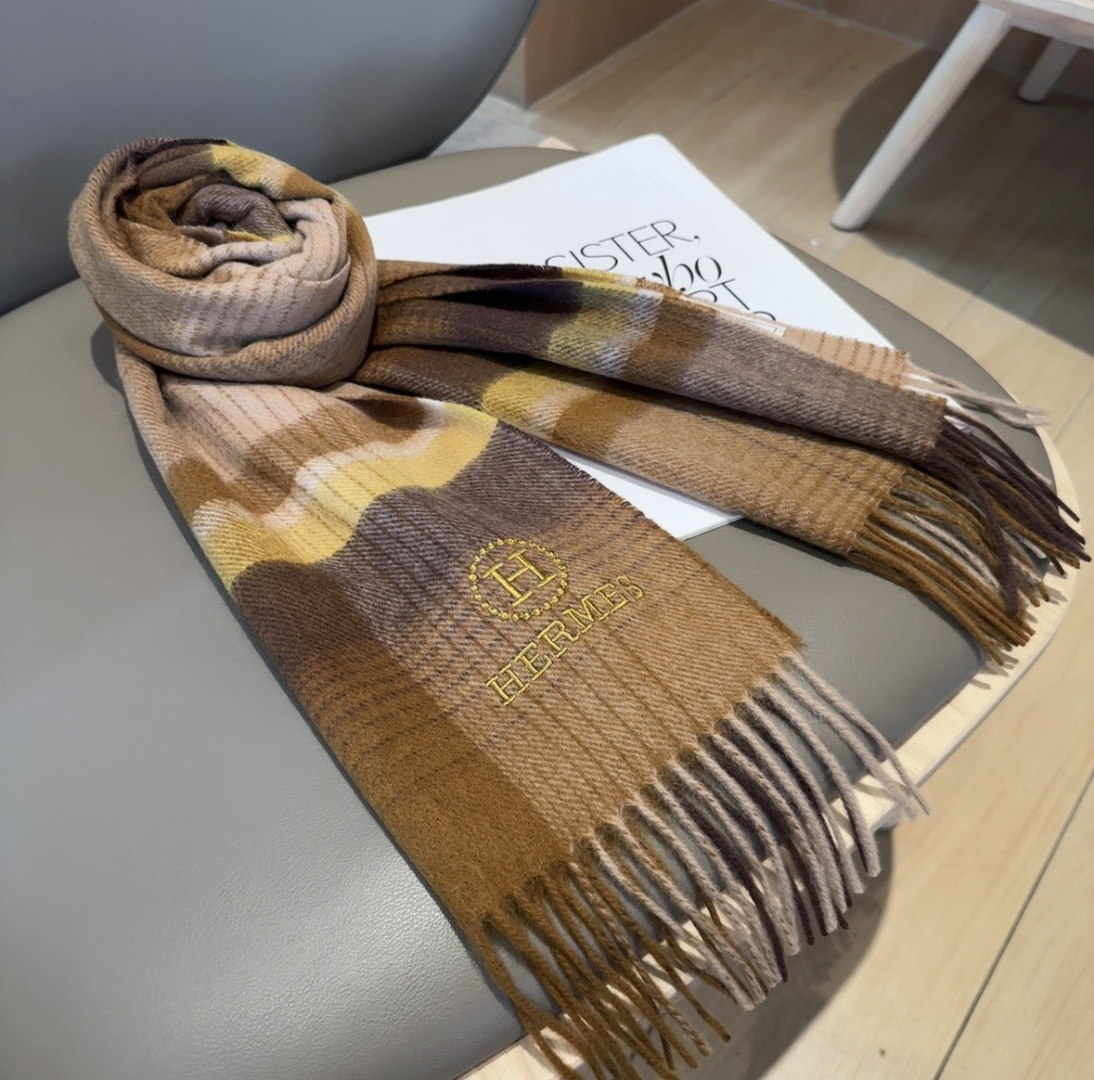 上新！Hermes · 爱马仕，大H难得一见的温柔配色，低调又不失优雅❗️】一条围巾两种风格搭配，高级舒