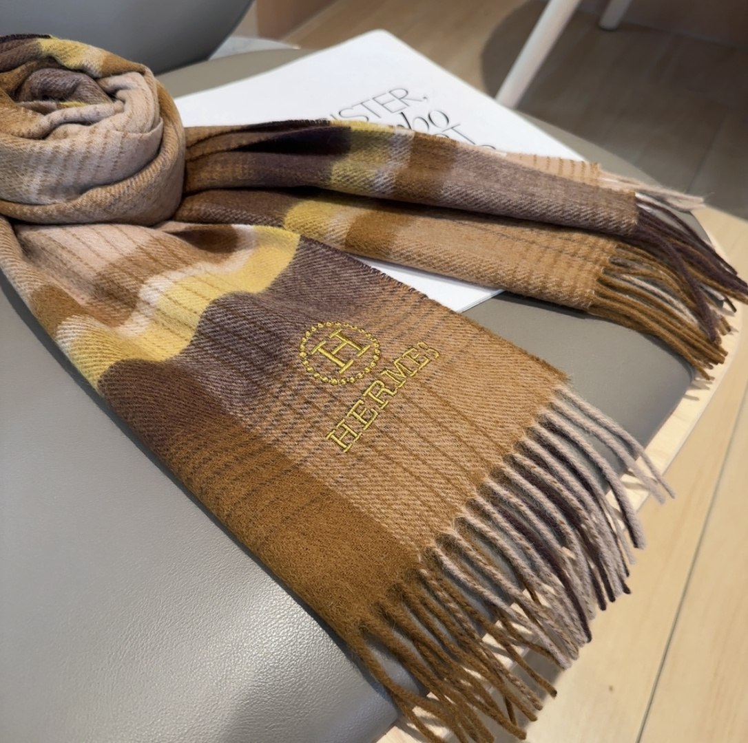 上新！Hermes · 爱马仕，大H难得一见的温柔配色，低调又不失优雅❗️】一条围巾两种风格搭配，高级舒