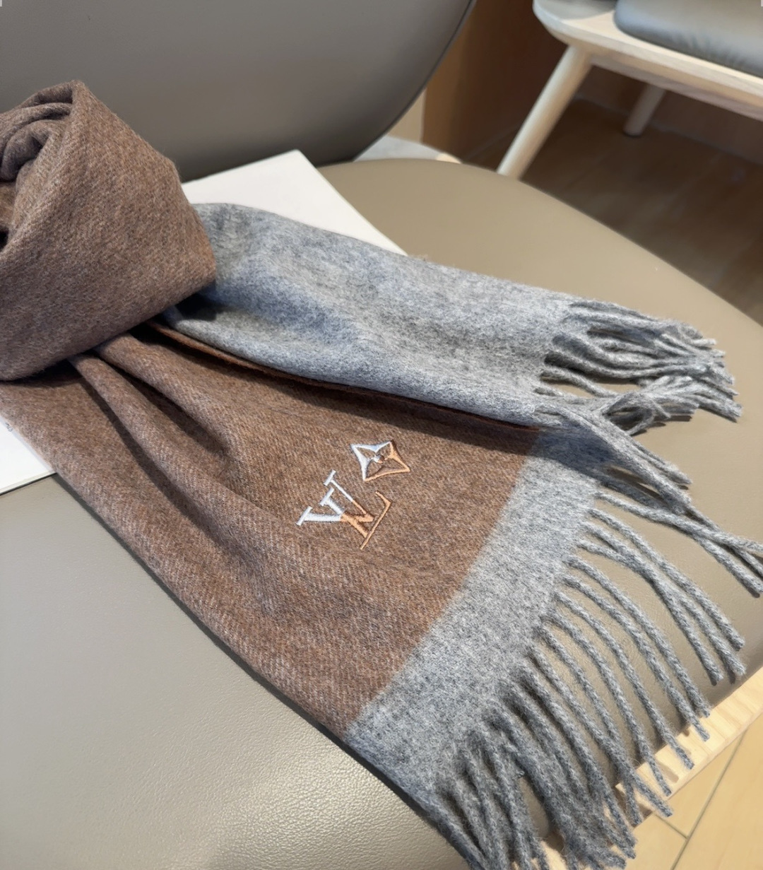 Lv围巾❗️好看的要疯掉了，太有型太有魅力了❗️❗️非常斯文时尚的秋冬单品！真的很喜欢，非常Classi