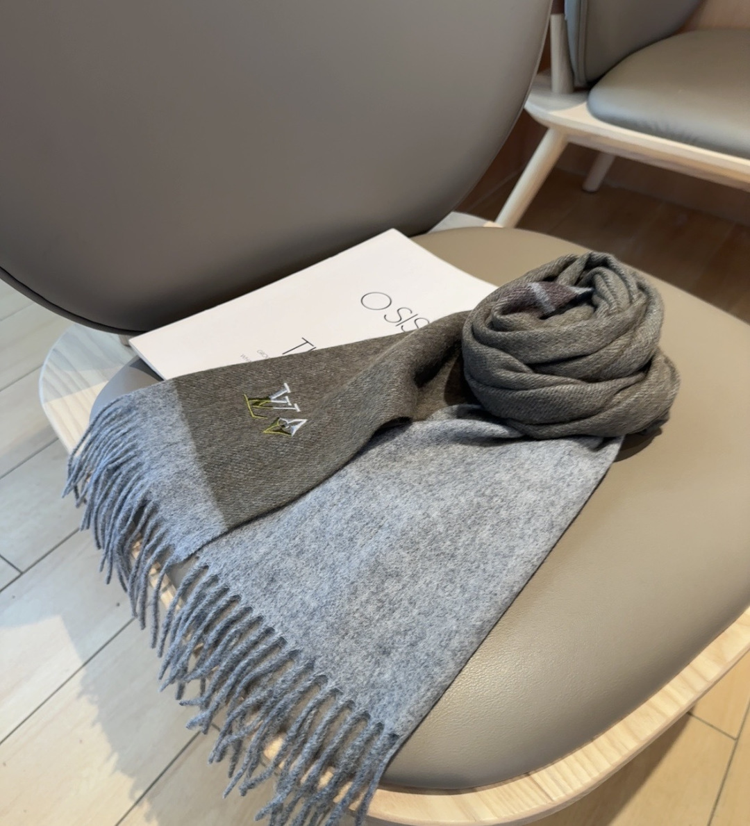 Lv围巾❗️好看的要疯掉了，太有型太有魅力了❗️❗️非常斯文时尚的秋冬单品！真的很喜欢，非常Classi