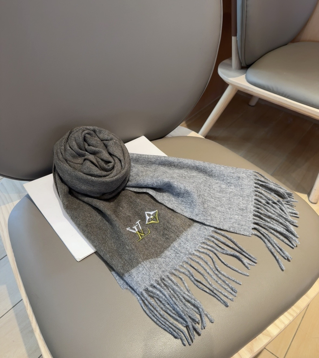 Lv围巾❗️好看的要疯掉了，太有型太有魅力了❗️❗️非常斯文时尚的秋冬单品！真的很喜欢，非常Classi