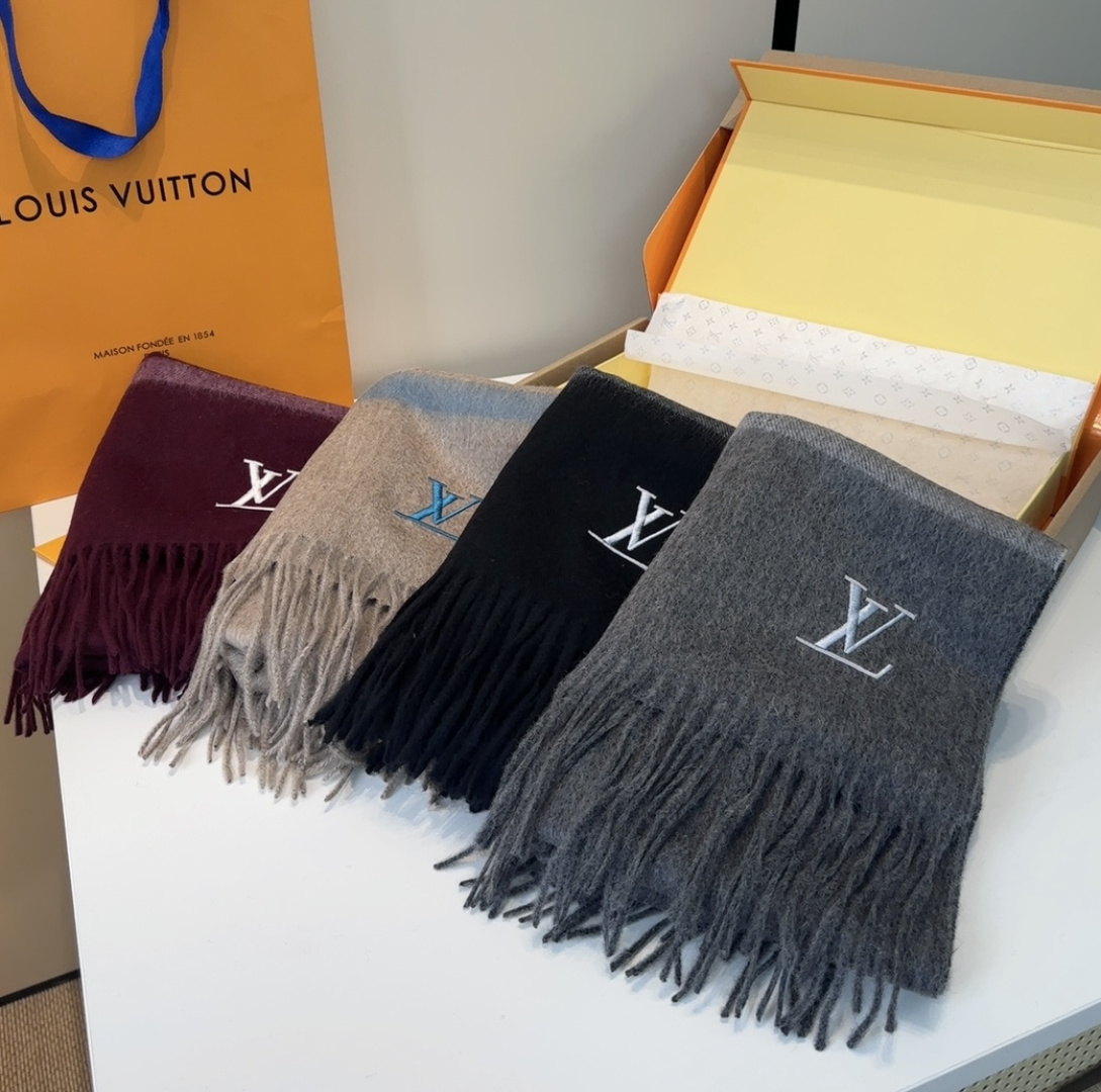 Lv围巾❗️好看的要疯掉了，太有型太有魅力了❗️❗️非常斯文时尚的秋冬单品！真的很喜欢，非常Classi