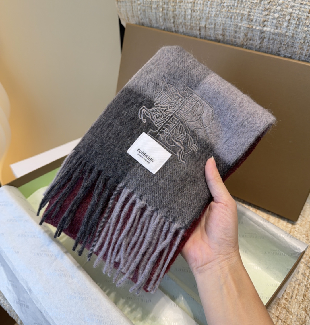 Burberry · 巴宝莉围巾❗️好看的要疯掉了，太有型太有魅力了❗️❗️非常斯文时尚的秋冬单品！真的
