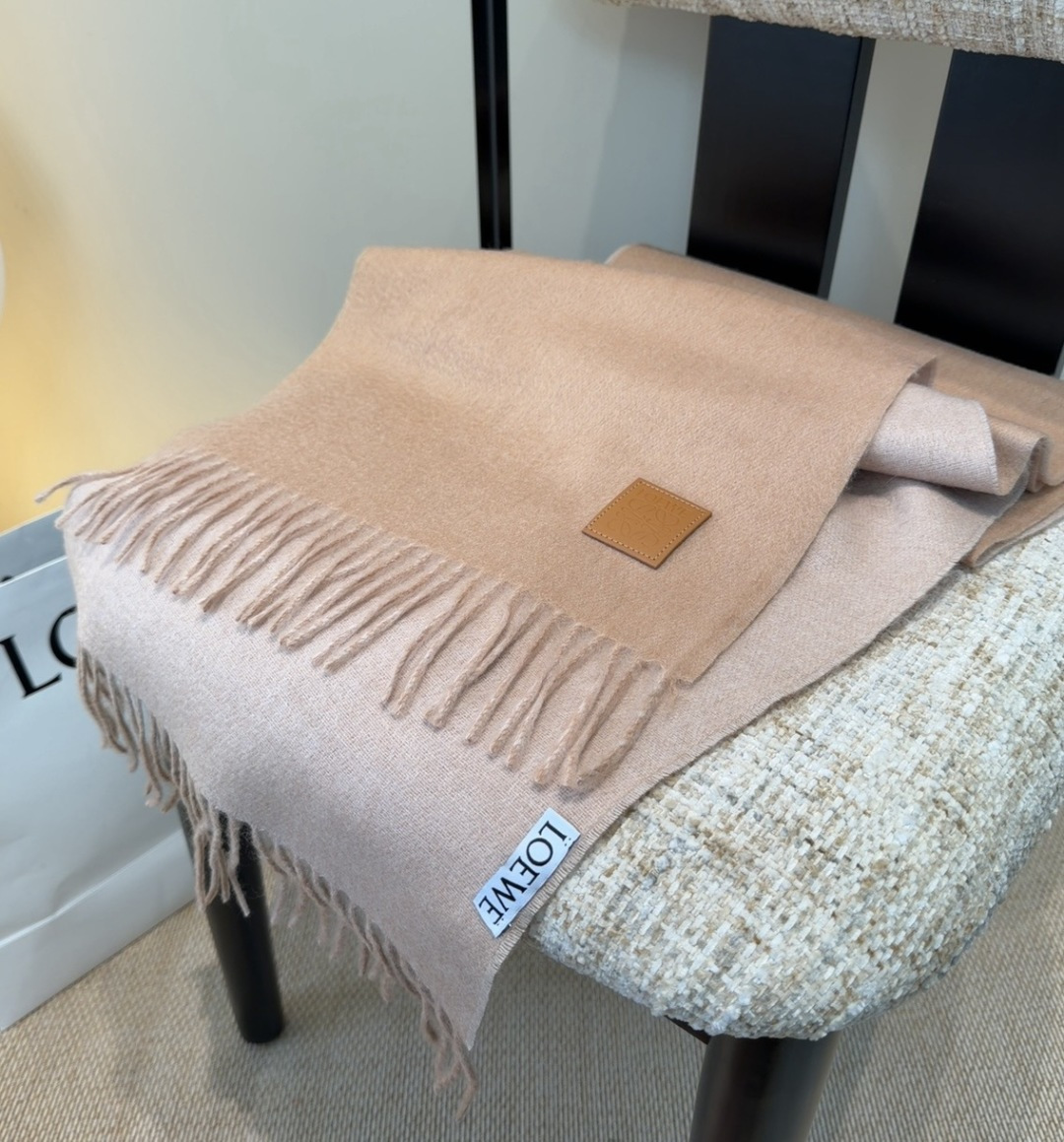 【▪Loewe · 罗意威难得一见的温柔配色，低调又不失优雅❗】重点推荐❗双面配色，一条围巾两种风格搭配