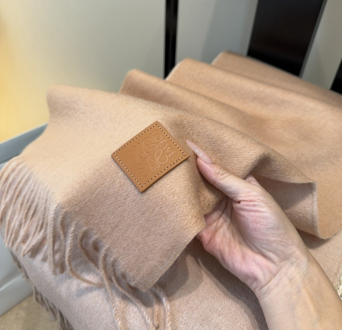 【▪Loewe · 罗意威难得一见的温柔配色，低调又不失优雅❗】重点推荐❗双面配色，一条围巾两种风格搭配