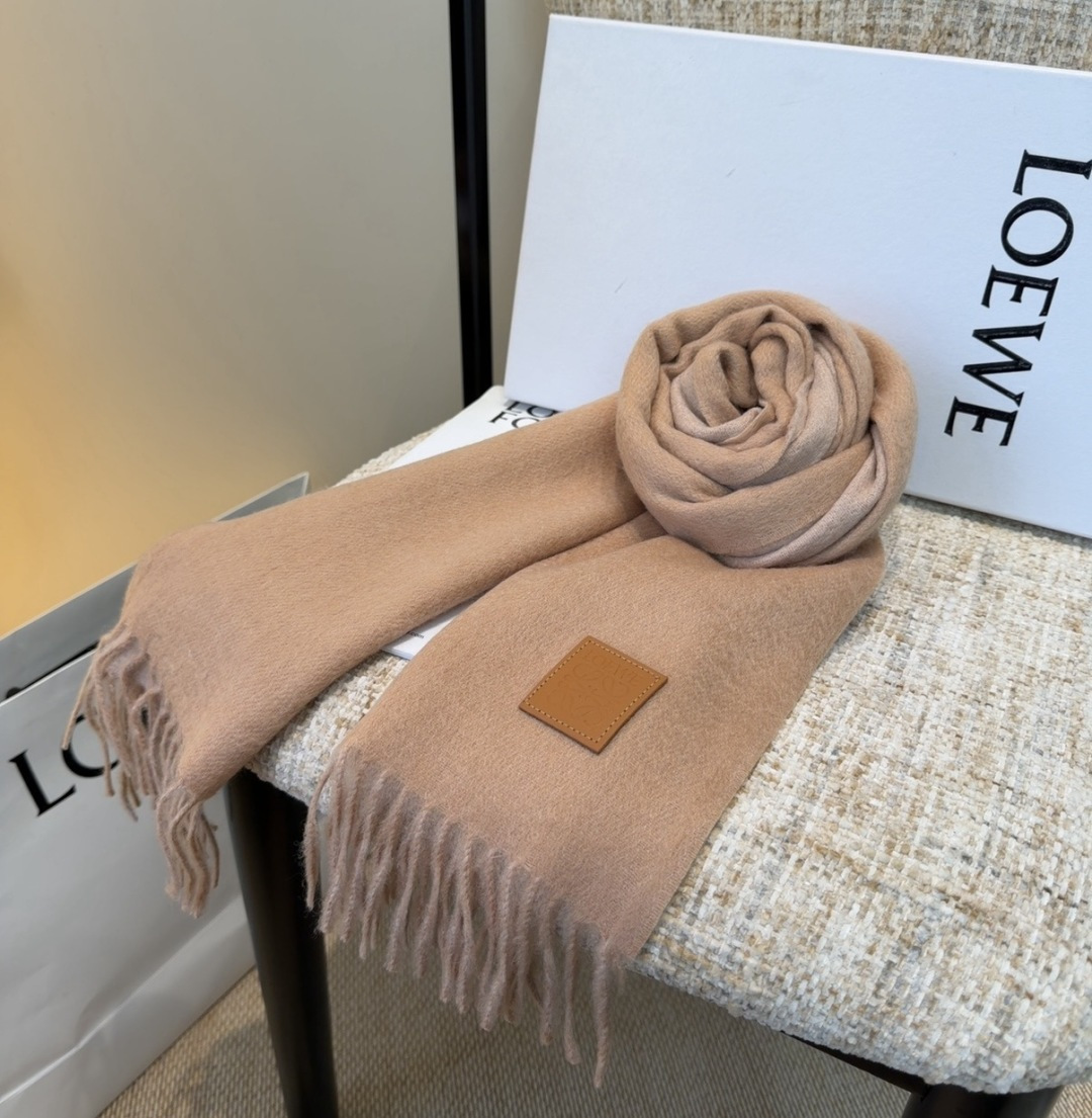 【▪Loewe · 罗意威难得一见的温柔配色，低调又不失优雅❗】重点推荐❗双面配色，一条围巾两种风格搭配