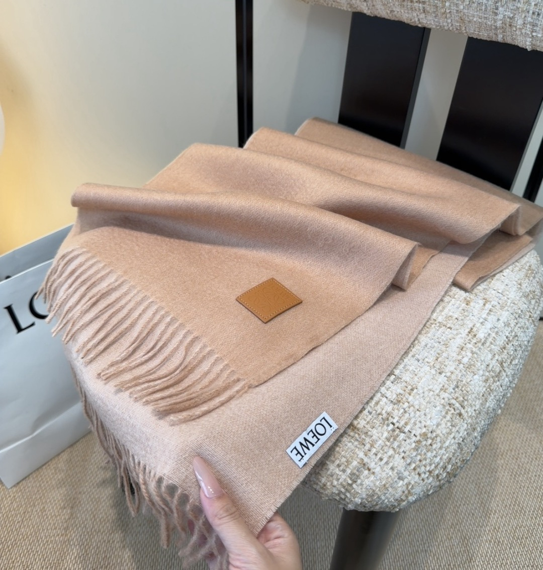 【▪Loewe · 罗意威难得一见的温柔配色，低调又不失优雅❗】重点推荐❗双面配色，一条围巾两种风格搭配