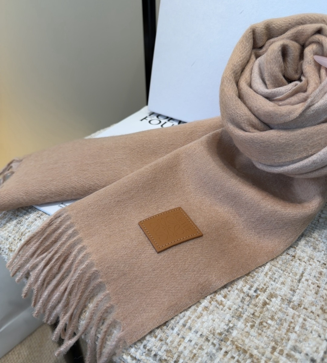 【▪Loewe · 罗意威难得一见的温柔配色，低调又不失优雅❗】重点推荐❗双面配色，一条围巾两种风格搭配