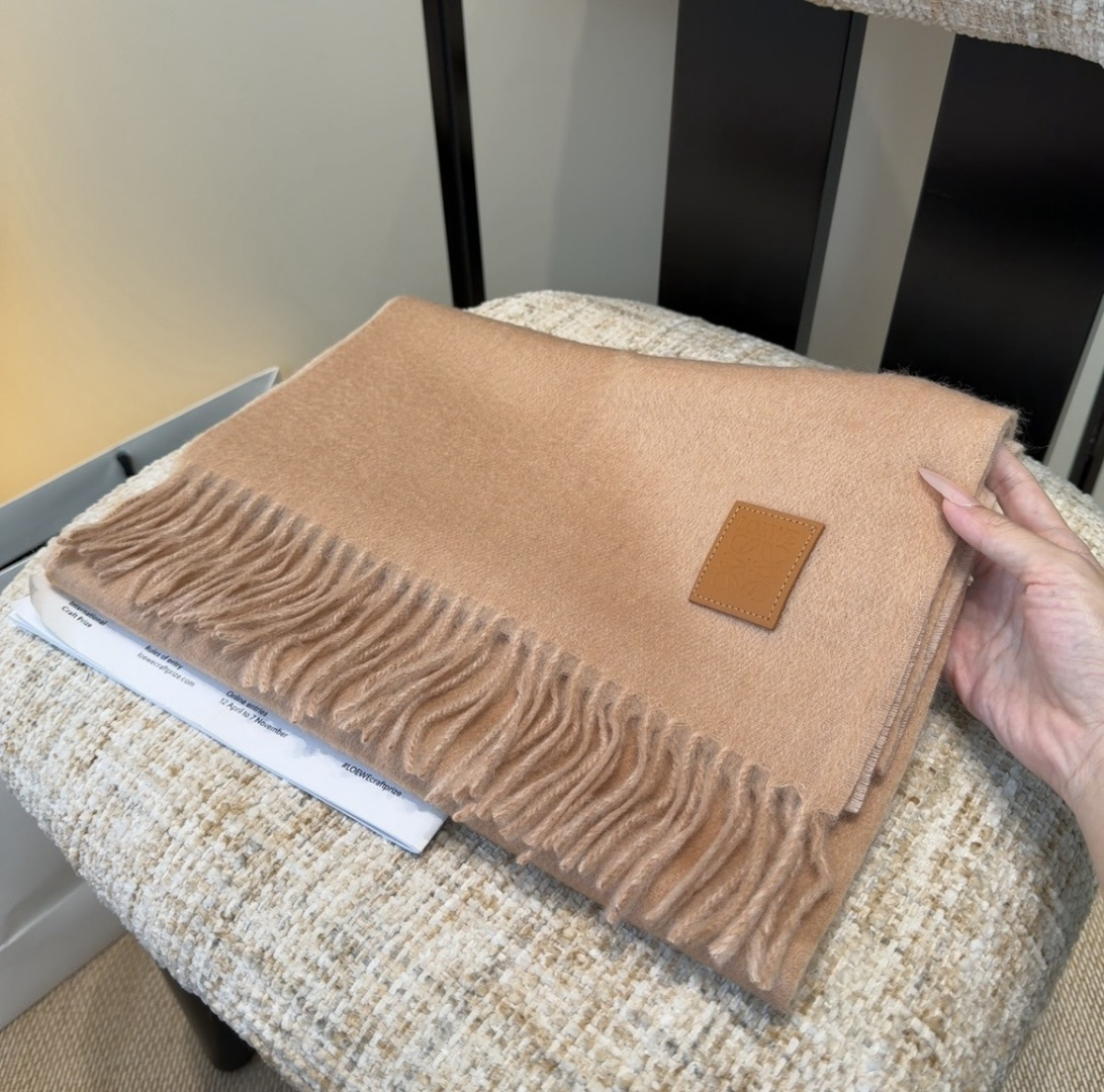 【▪Loewe · 罗意威难得一见的温柔配色，低调又不失优雅❗】重点推荐❗双面配色，一条围巾两种风格搭配