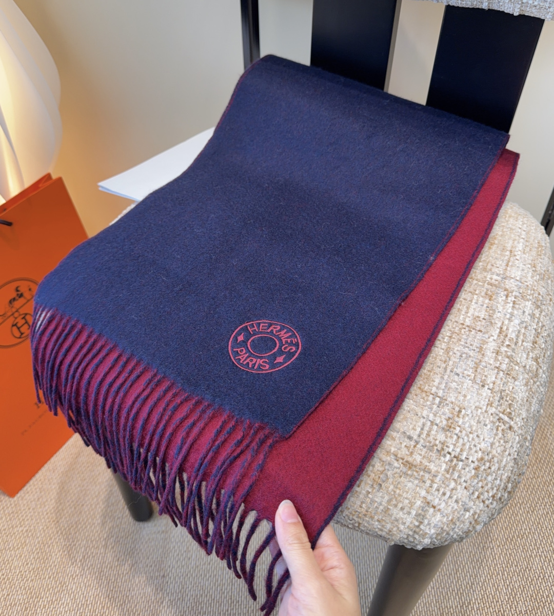 Hermes · 爱马仕，难得一见的温柔配色，低调又不失优雅❗️】重点推荐❗️双边配色，一条围巾两种风格
