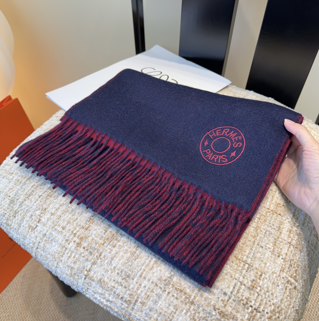Hermes · 爱马仕，难得一见的温柔配色，低调又不失优雅❗️】重点推荐❗️双边配色，一条围巾两种风格