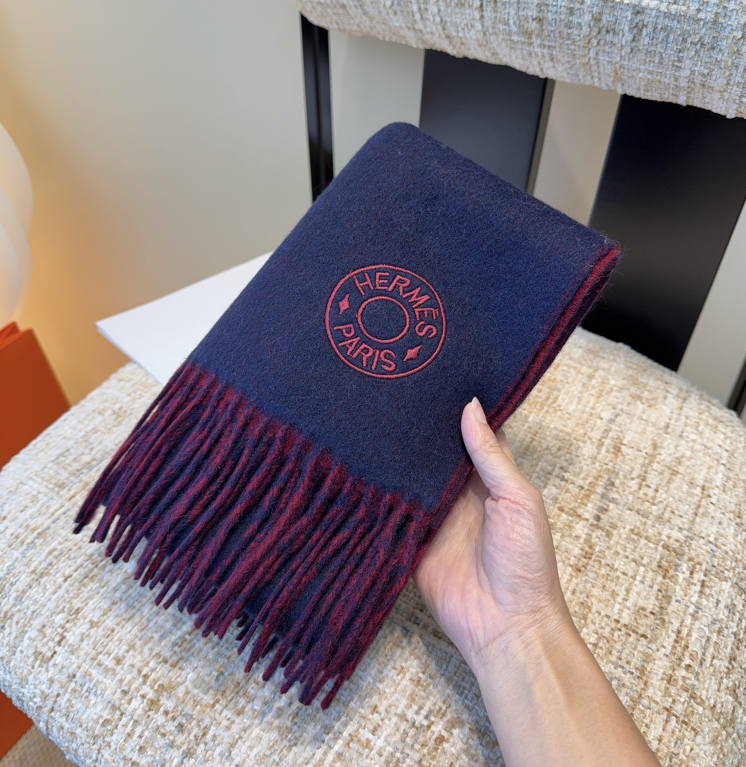 Hermes · 爱马仕，难得一见的温柔配色，低调又不失优雅❗️】重点推荐❗️双边配色，一条围巾两种风格