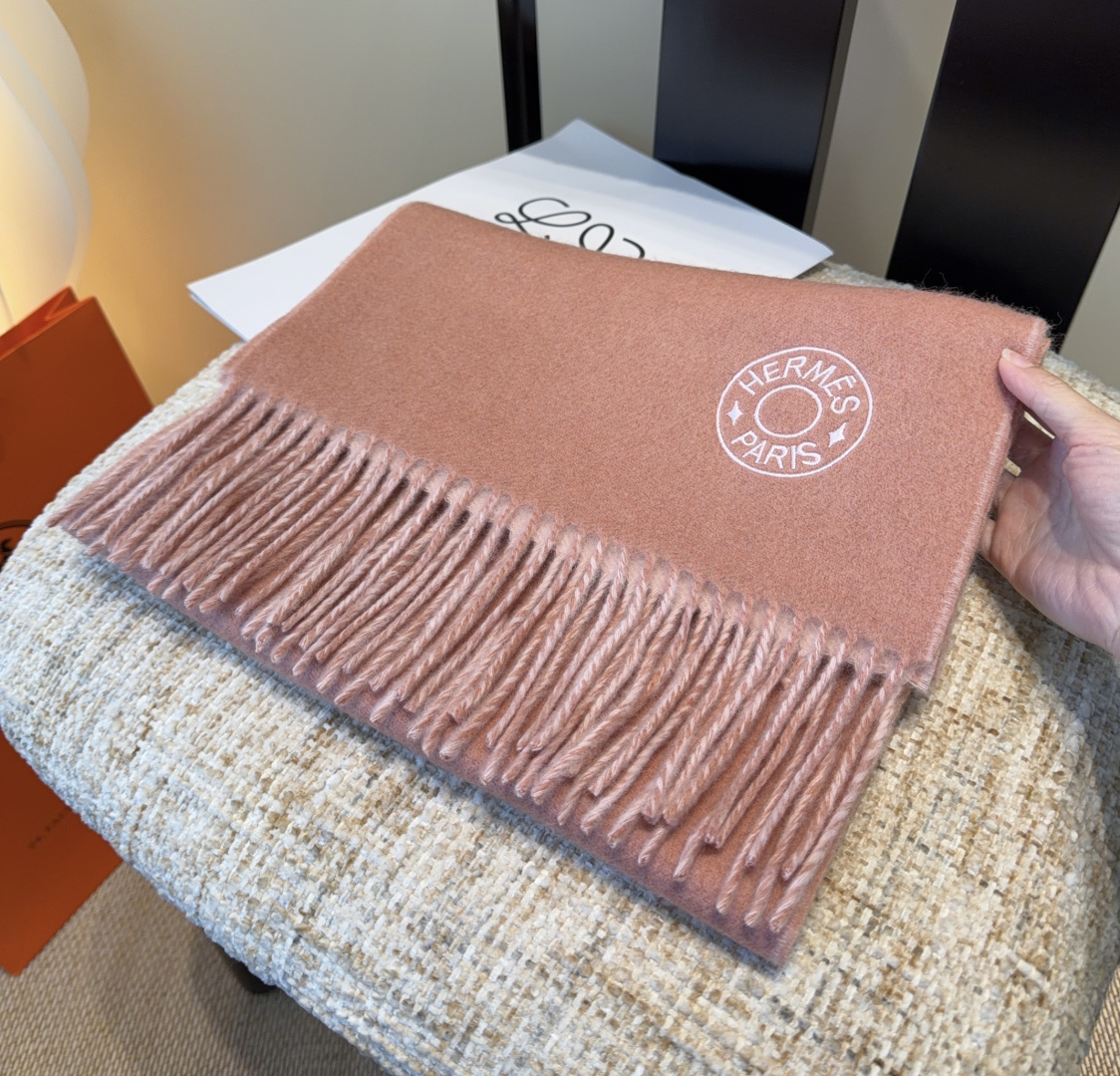 Hermes · 爱马仕，难得一见的温柔配色，低调又不失优雅❗️】重点推荐❗️双边配色，一条围巾两种风格