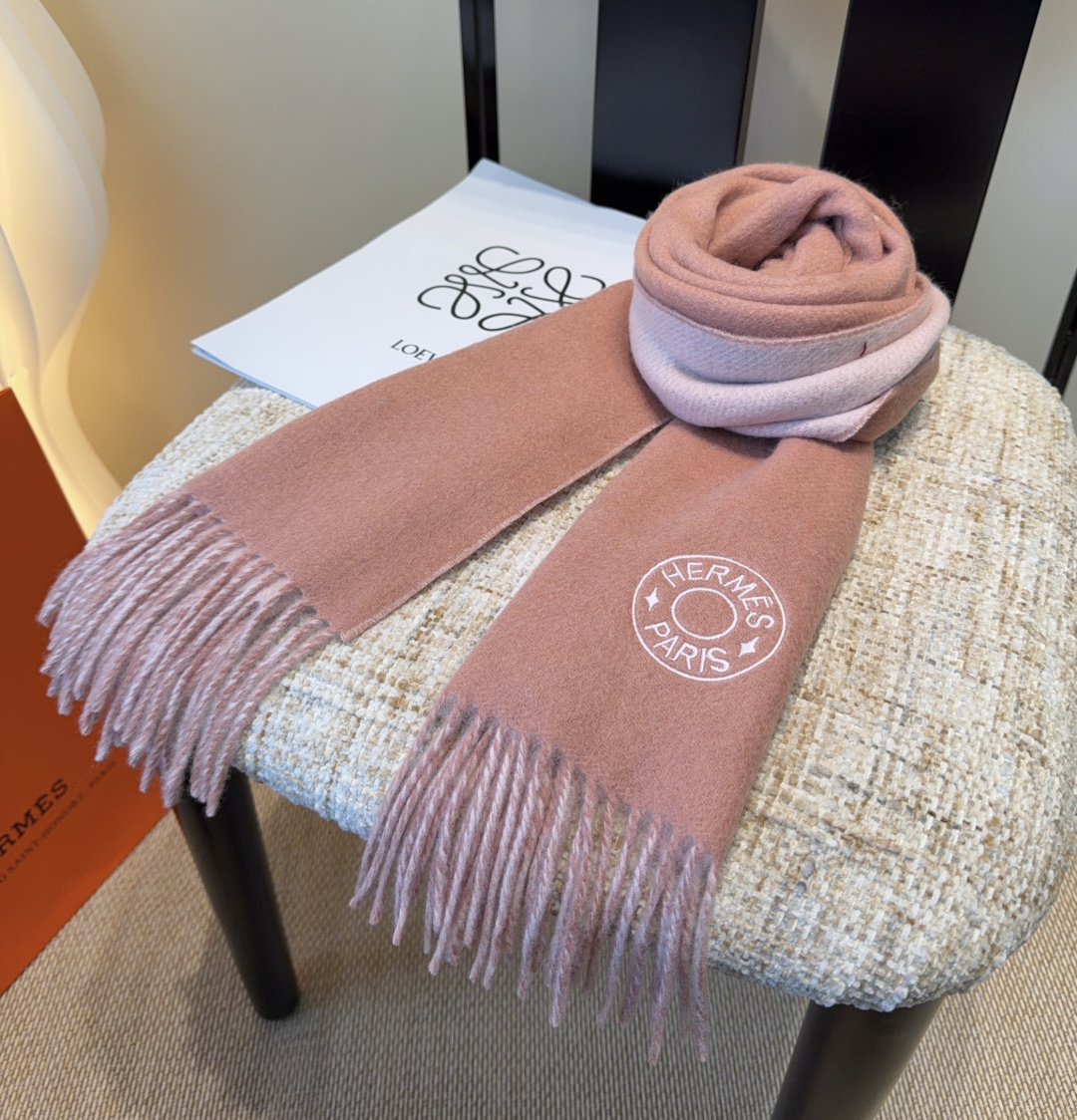 Hermes · 爱马仕，难得一见的温柔配色，低调又不失优雅❗️】重点推荐❗️双边配色，一条围巾两种风格