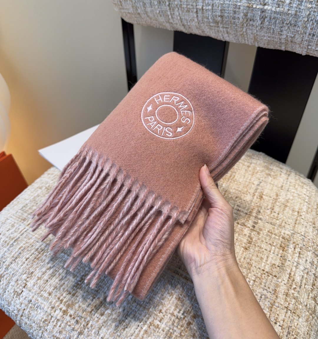 Hermes · 爱马仕，难得一见的温柔配色，低调又不失优雅❗️】重点推荐❗️双边配色，一条围巾两种风格