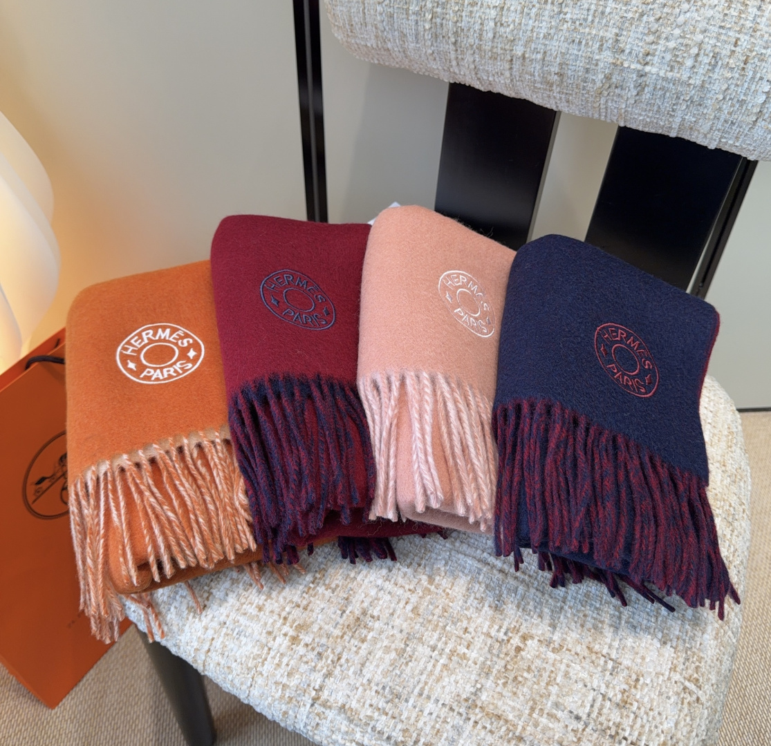 Hermes · 爱马仕，难得一见的温柔配色，低调又不失优雅❗️】重点推荐❗️双边配色，一条围巾两种风格