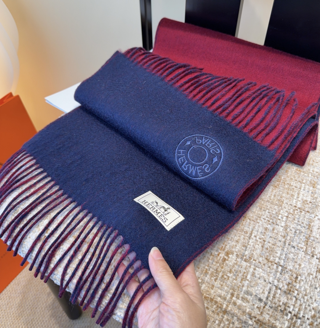 Hermes · 爱马仕，难得一见的温柔配色，低调又不失优雅❗️】重点推荐❗️双边配色，一条围巾两种风格