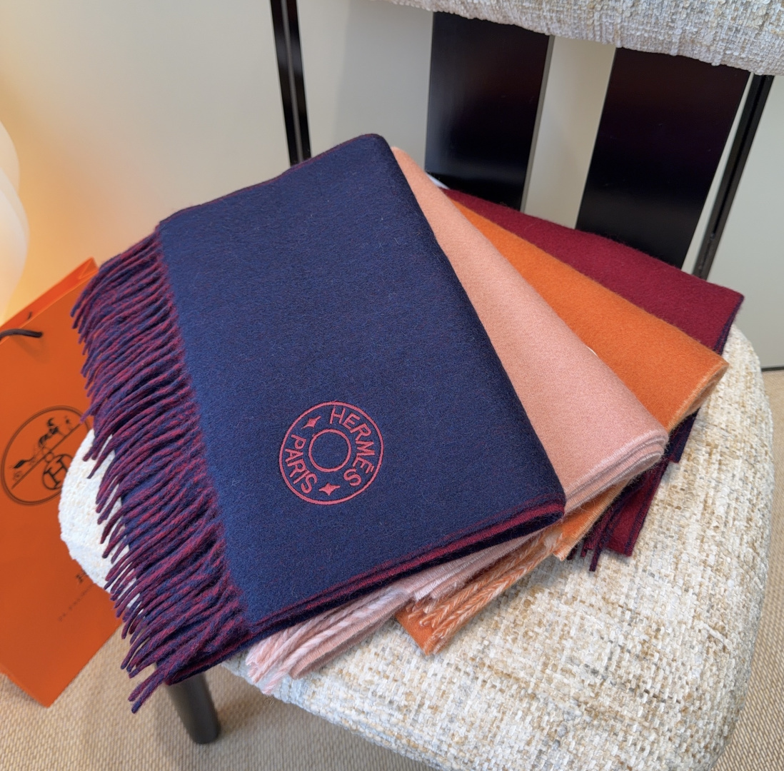 Hermes · 爱马仕，难得一见的温柔配色，低调又不失优雅❗️】重点推荐❗️双边配色，一条围巾两种风格