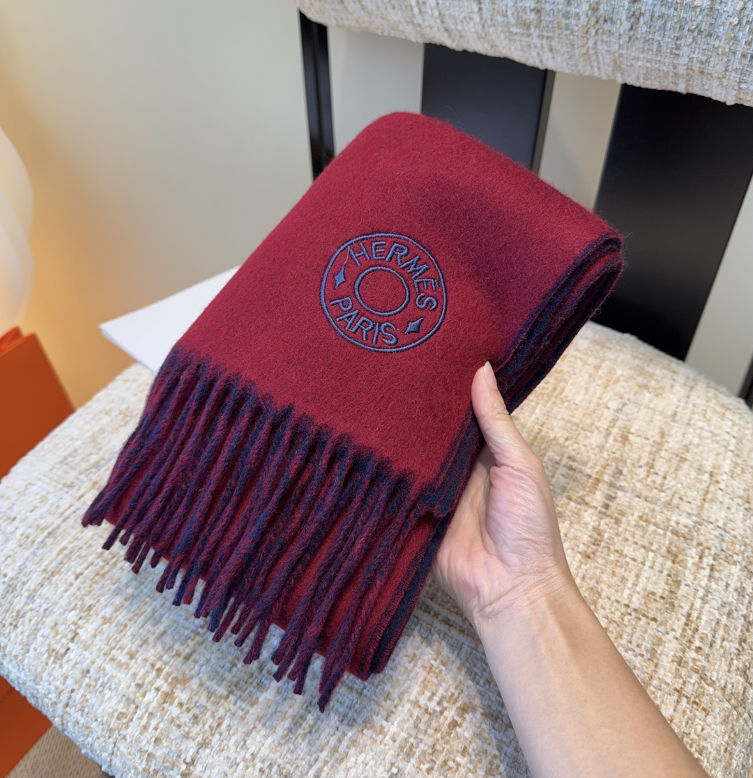 Hermes · 爱马仕，难得一见的温柔配色，低调又不失优雅❗️】重点推荐❗️双边配色，一条围巾两种风格