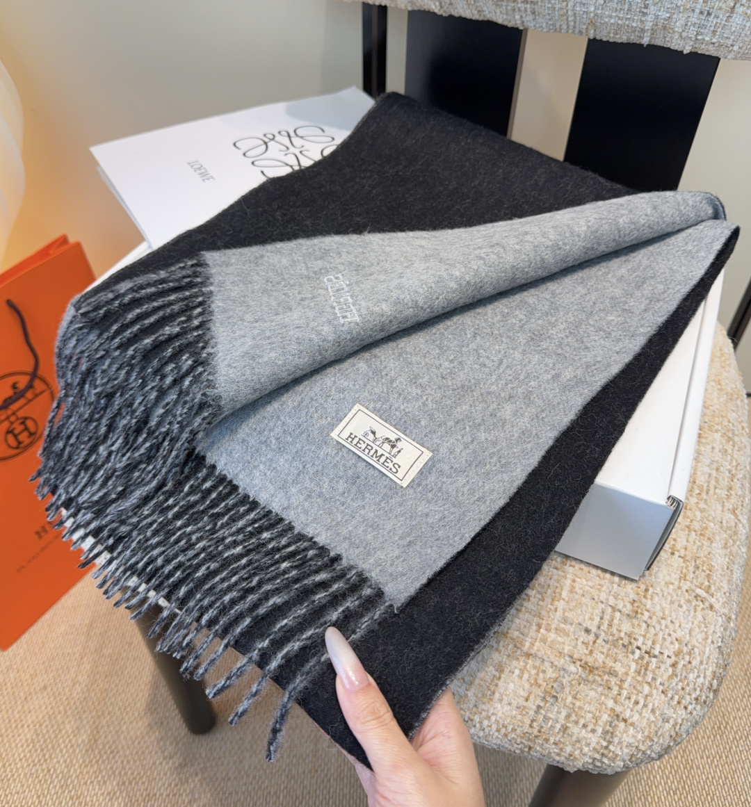 爱马仕官网同步，难得一见的温柔配色，低调又不失优雅❗️】重点推荐❗️双边配色，一条围巾两种风格搭配，高级