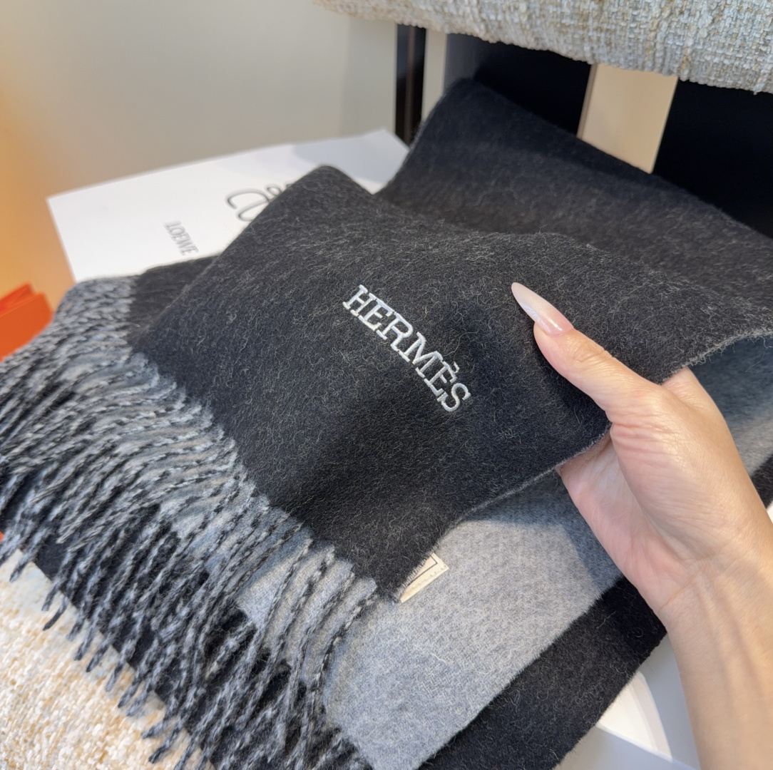 爱马仕官网同步，难得一见的温柔配色，低调又不失优雅❗️】重点推荐❗️双边配色，一条围巾两种风格搭配，高级