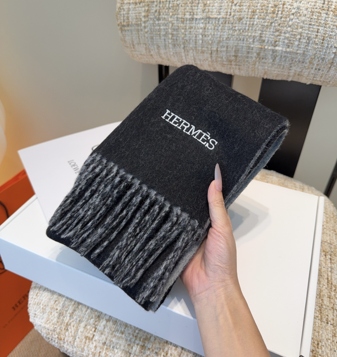 爱马仕官网同步，难得一见的温柔配色，低调又不失优雅❗️】重点推荐❗️双边配色，一条围巾两种风格搭配，高级