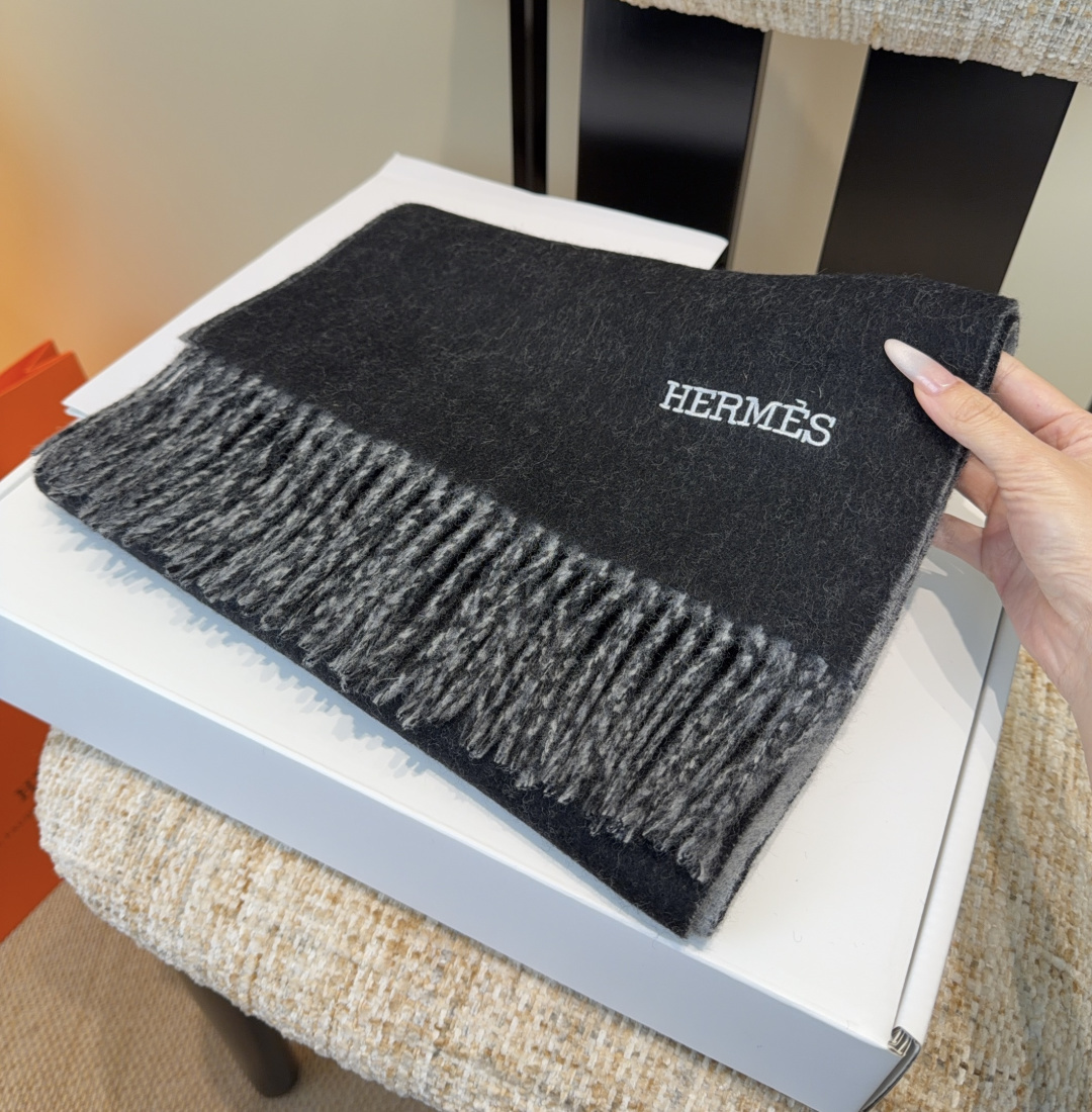 爱马仕官网同步，难得一见的温柔配色，低调又不失优雅❗️】重点推荐❗️双边配色，一条围巾两种风格搭配，高级